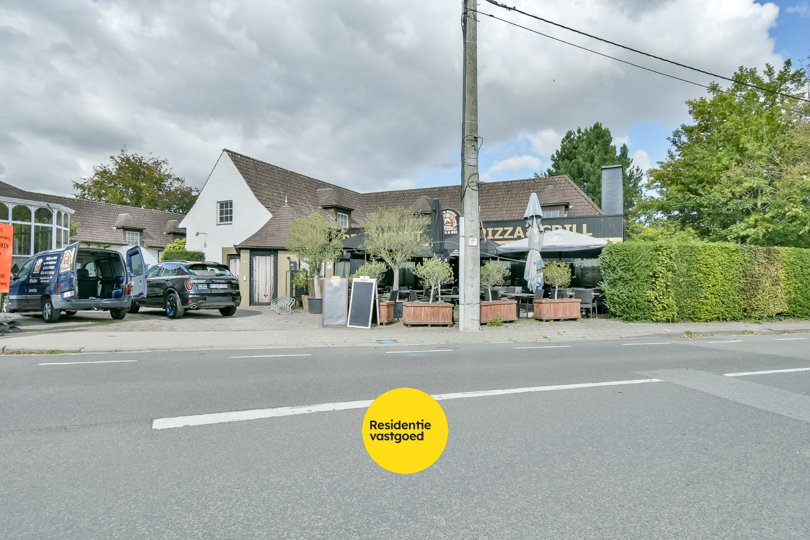 Multifunctionele eigendom met appartementen en handelszaken! 