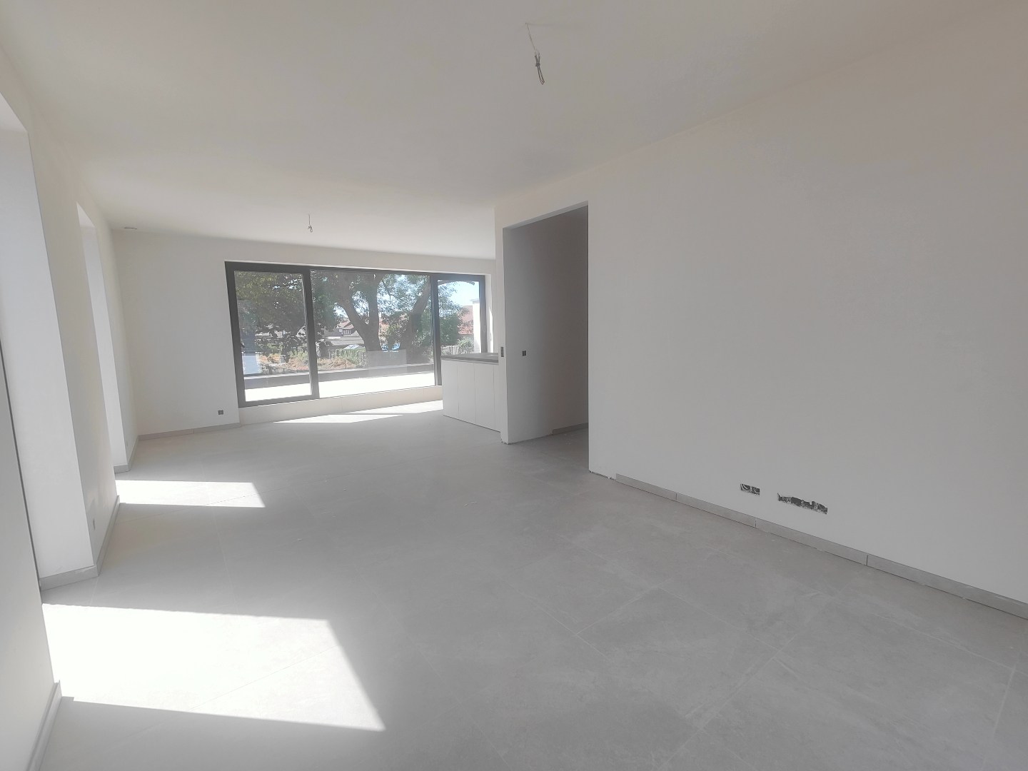 Afgewerkte woning met 3 slaapkamers &amp; ruim zonnig terras + autostaanplaats en berging 