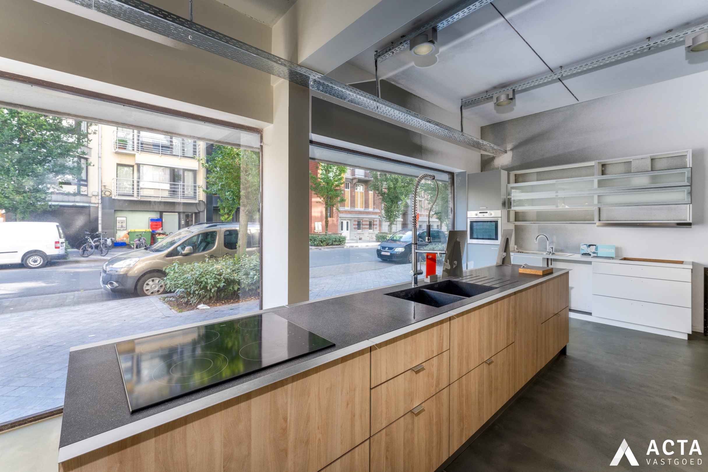 Uitstekend gelegen handelspand met uitzonderlijke visibiliteit 