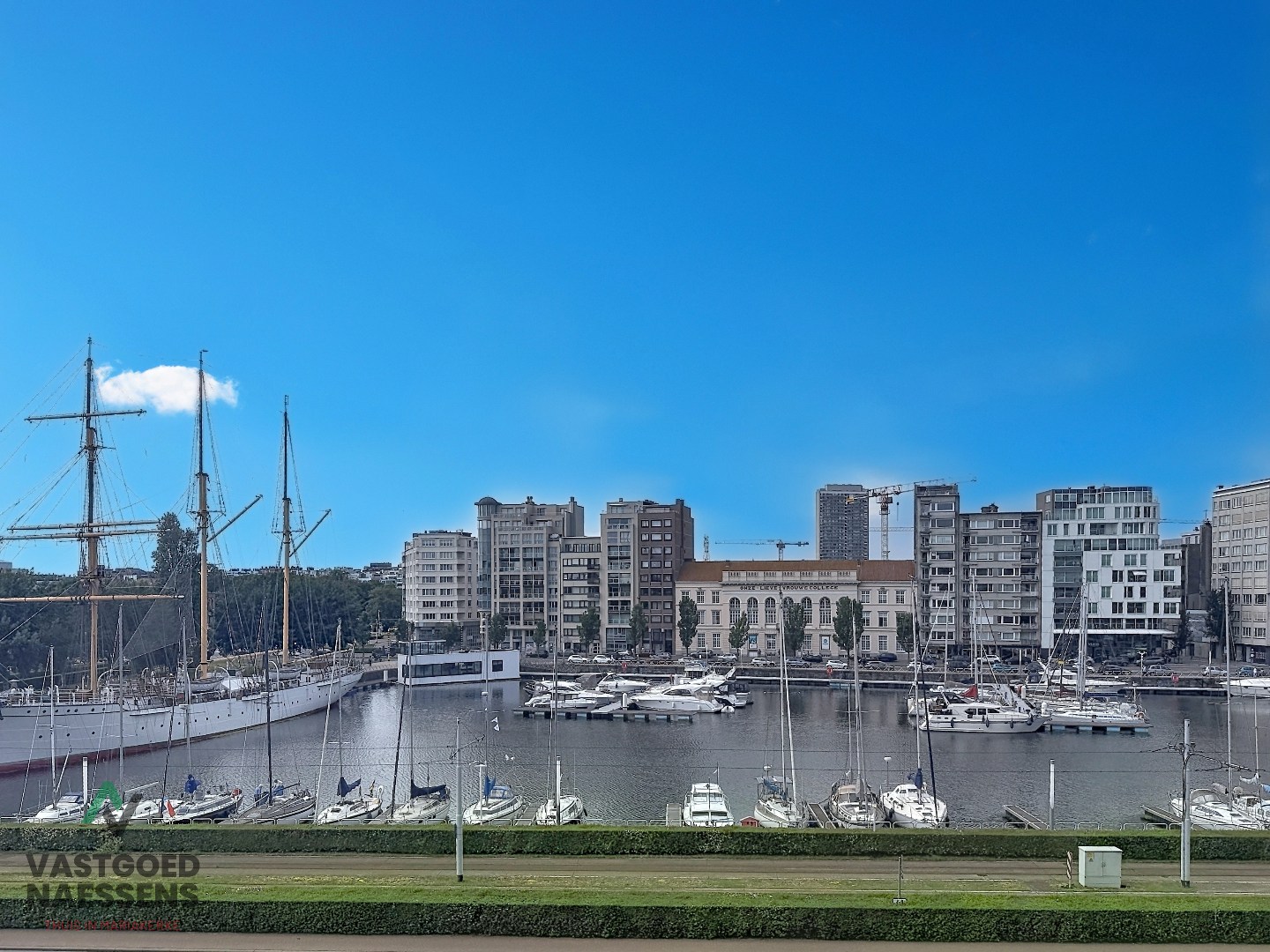 Magnifique appartement rénové de 2 chambres avec terrasse et vue sur le port. 