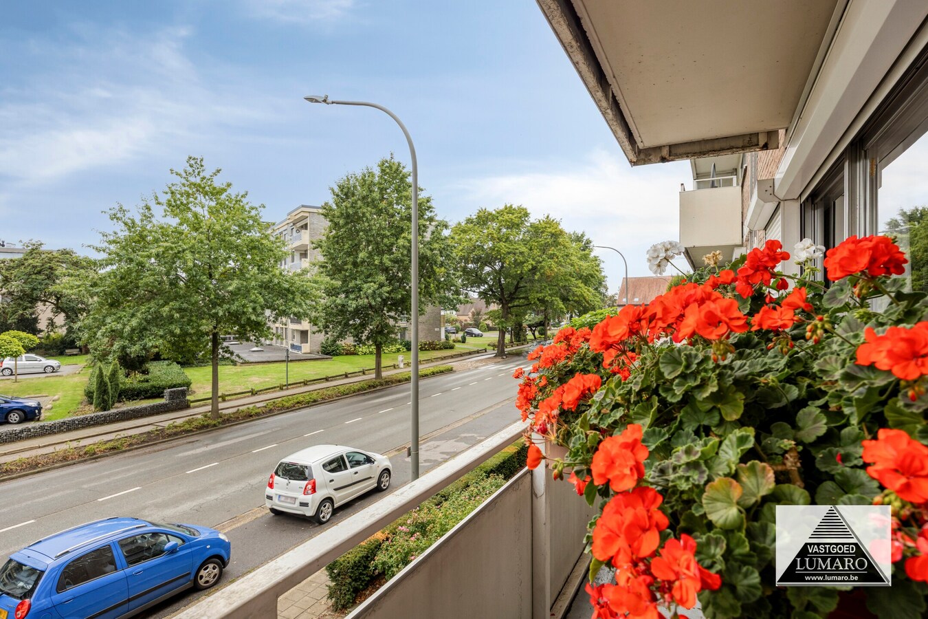 Ruim 3 slaapkamer appartement, met terras en garage 