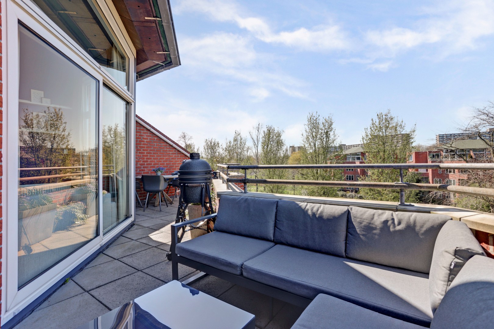 Instapklaar 3-kamer appartement op de 4e en 5e verdieping met ruim zonnig terras, eigen parkeerplaats in de parkeergarage, berging in de onderbouw en gelegen op eigen grond. 