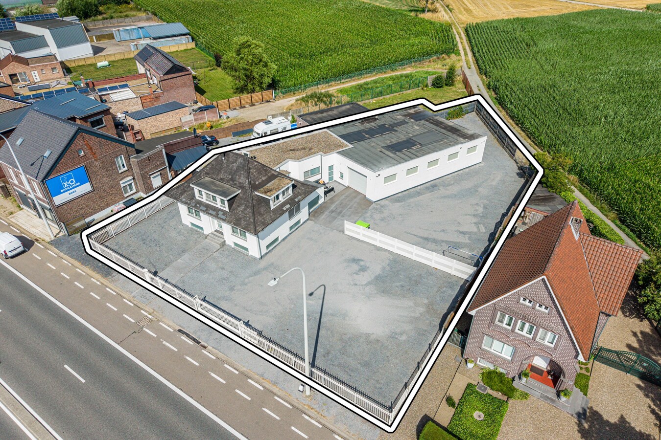 Commercieel gelegen woning met magazijn en parking 