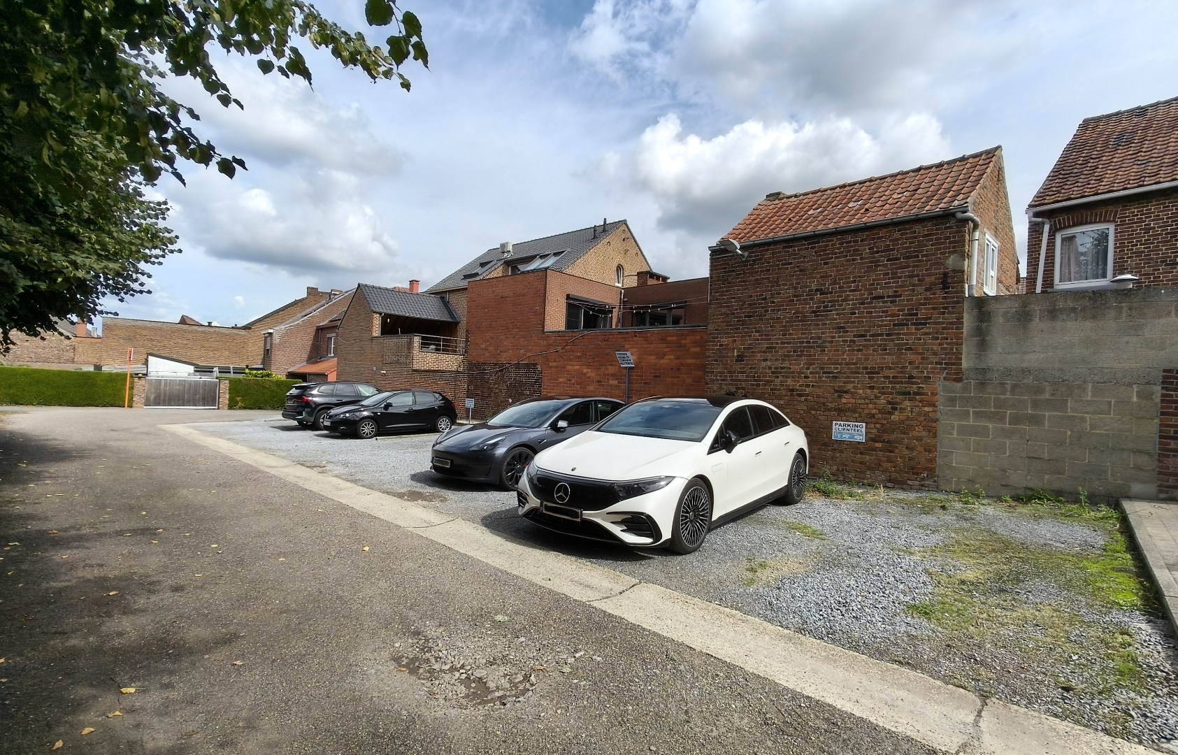 Modern en instapklaar kantoor (264 m²) in het centrum van Borgloon – inclusief 9 parkeerplaatsen 