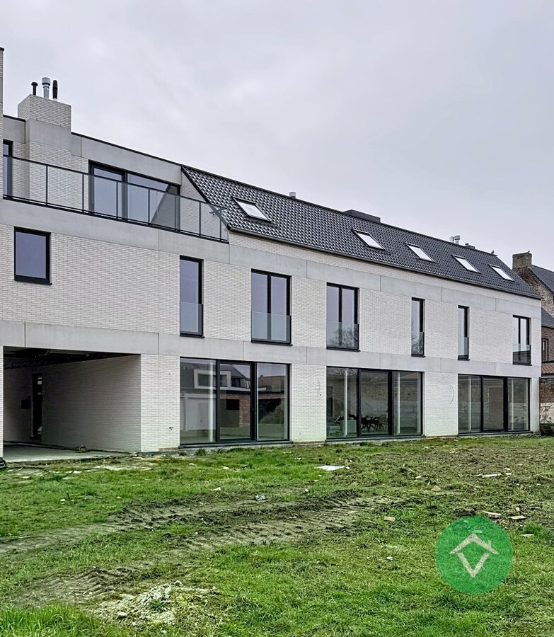 Volledig geschilderd Instapklaar appartement met garage in centrum Koekelare 