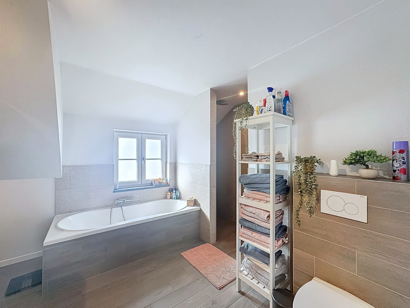 Ruime en recente halfopen bebouwing met 3 volwaardige slaapkamers 