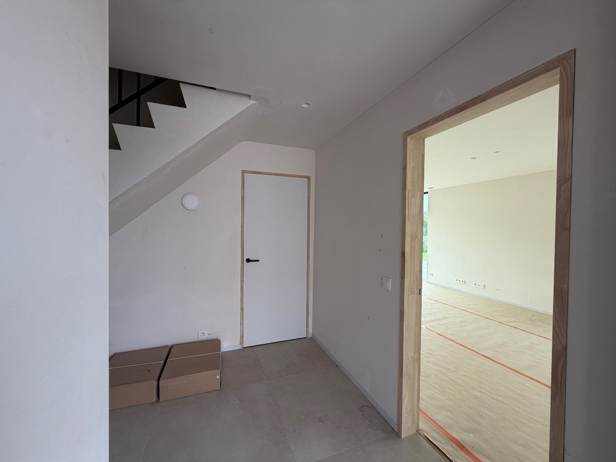 Ruime nieuwbouwwoning met terras en tuin. 