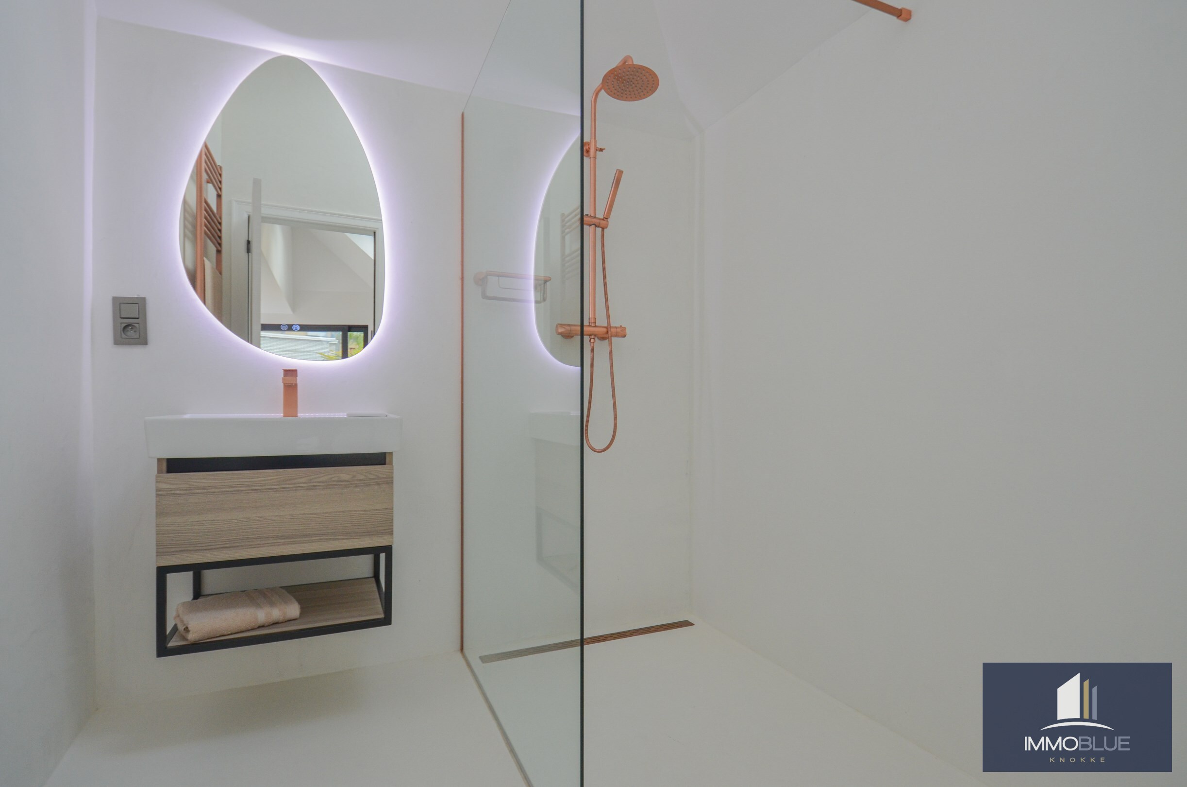 EXCLUSIEF : Duplexappartement met ruim terras gelegen in een kleinschalige nieuwbouwresidentie in Art Deco-stijl. 