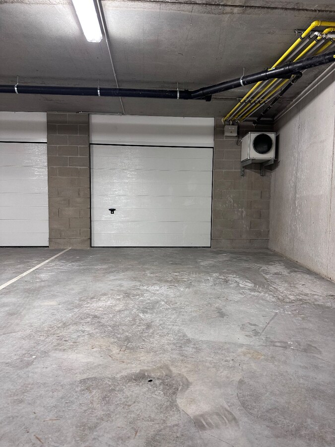 Ruime ondergrondse garage met autostaanplaats in het centrum van Gistel 
