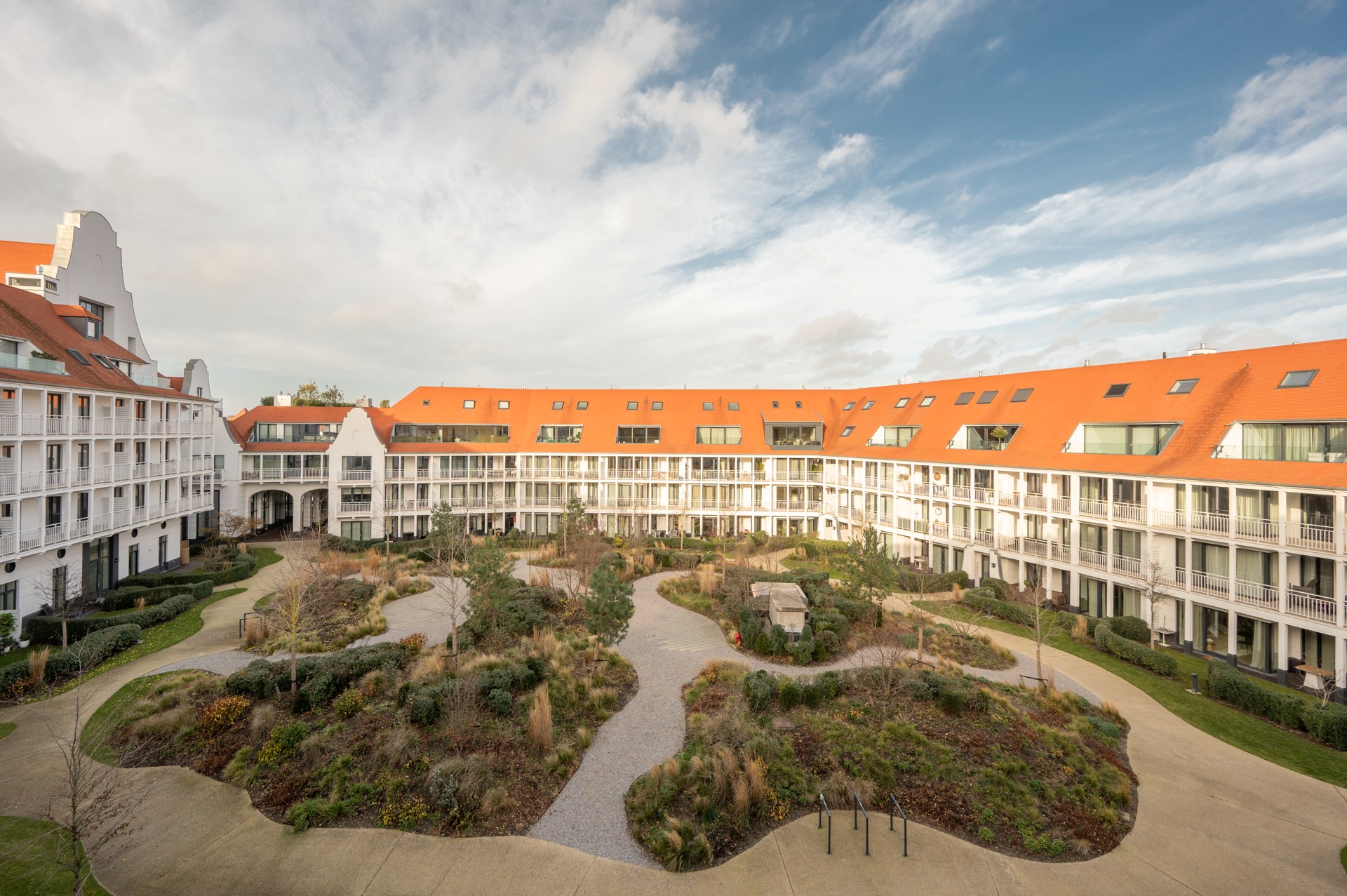 Cet appartement en duplex lumineux est situé à Duinenwater, combinant un agencement pratique avec des espaces extérieurs agréables et un emplacement calme au bord de l'eau. 