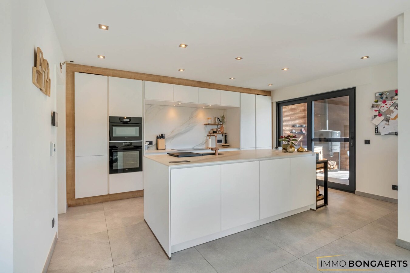 Energiezuinige woning met zwembad op rustige ligging in As 