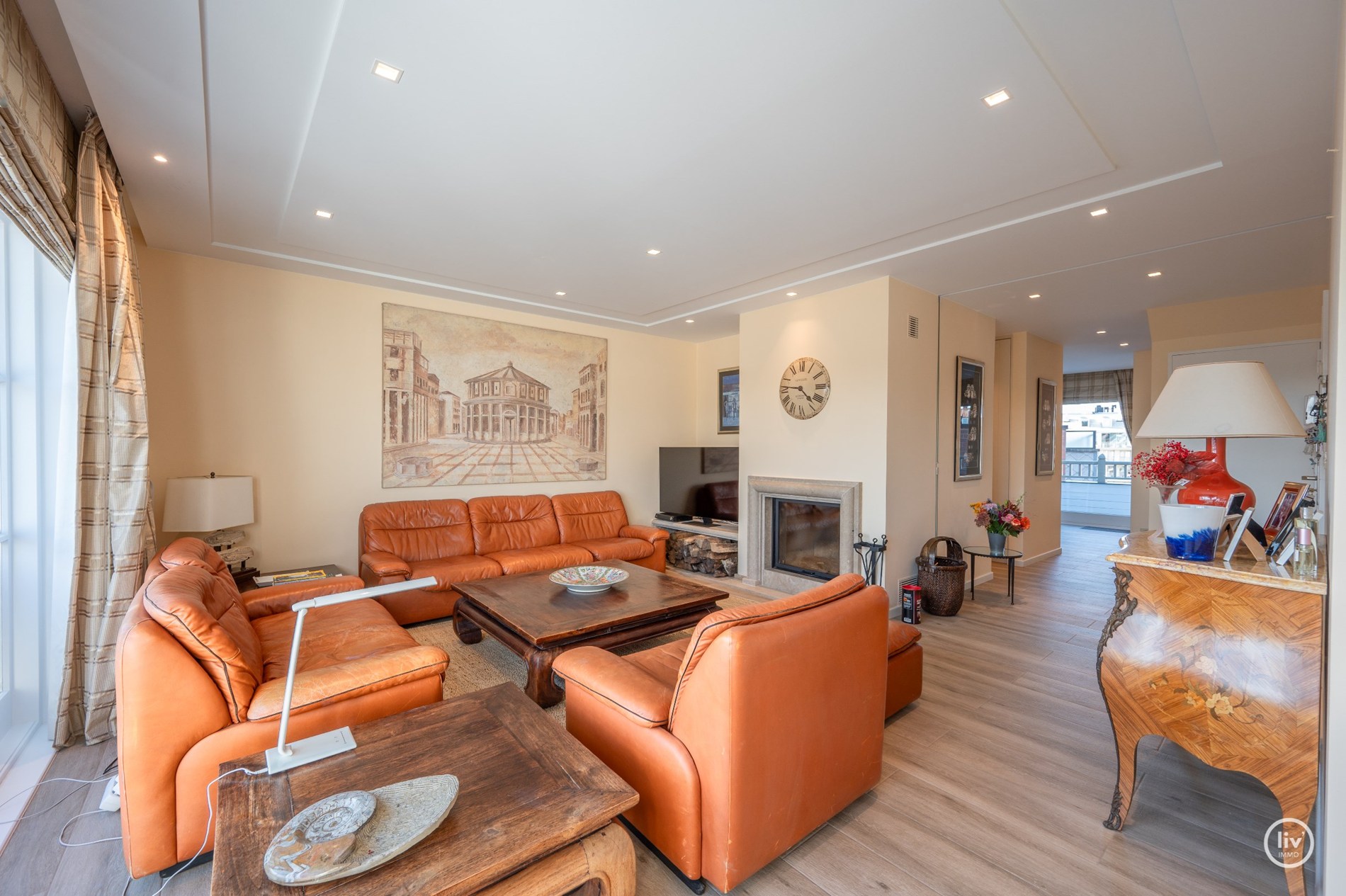 Uitzonderlijk dakappartement met een schitterend zonneterras en een prachtig open zicht over de villa's van het Zoute, gelegen tussen het centrum van Knokke. 