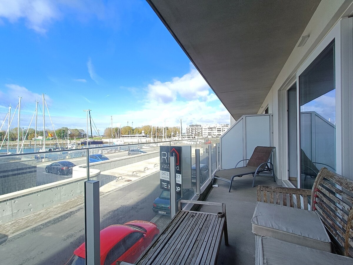 Nieuwbouwappartement met twee grote terrassen met open zichten over de jachthaven. 