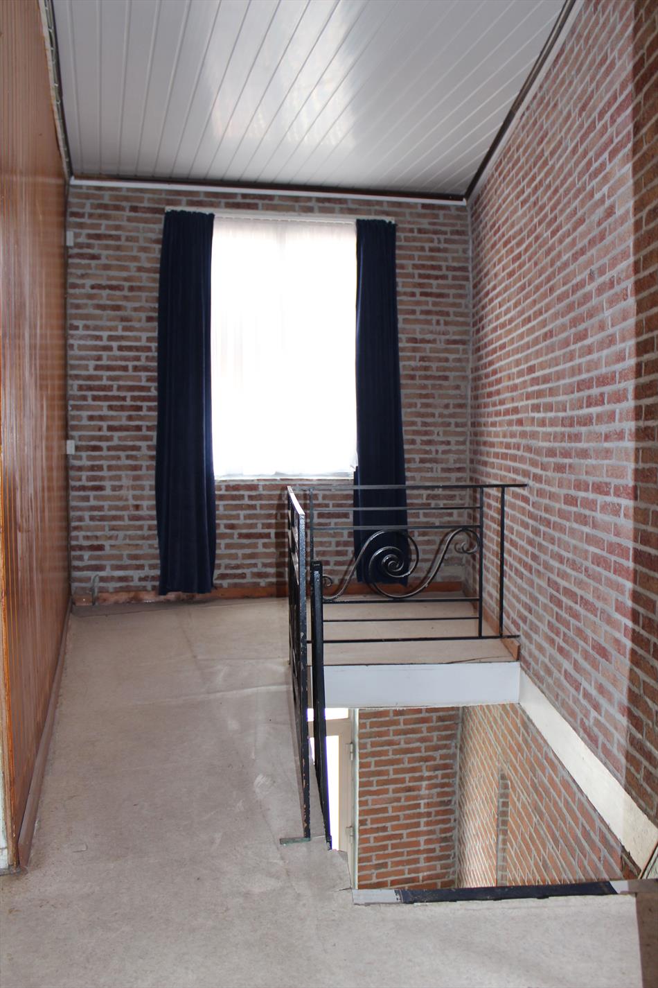 Te renoveren rijwoning met zonnige tuin 