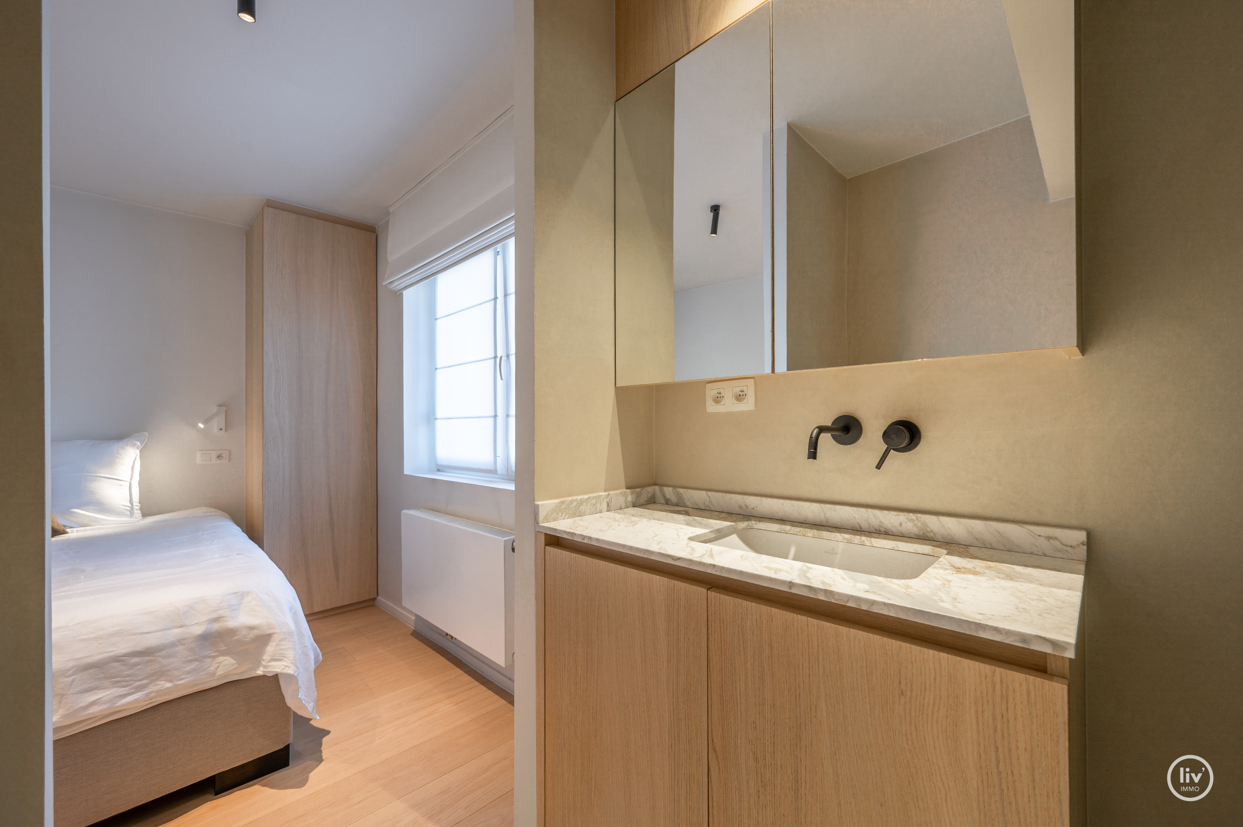Voici la traduction en français :Appartement lumineux et également en penthouse, idéalement situé entre le Zoute et le centre commercial (possibilité d'acquérir une place de garage à proximité de l'ap 