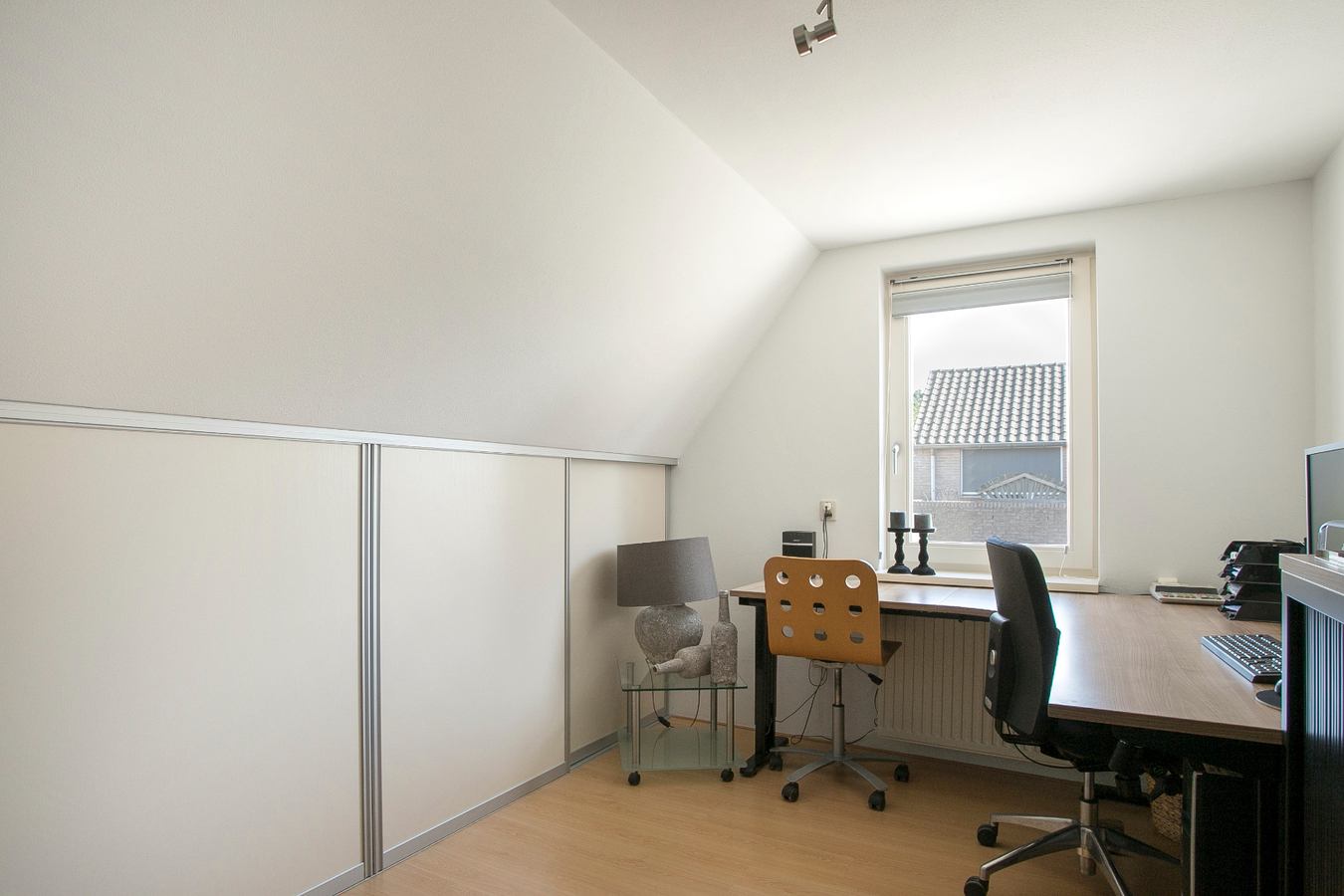 Deze moderne en royale vrijstaande woning staat op een rustige woonlocatie op een mooi hoekperceel. 