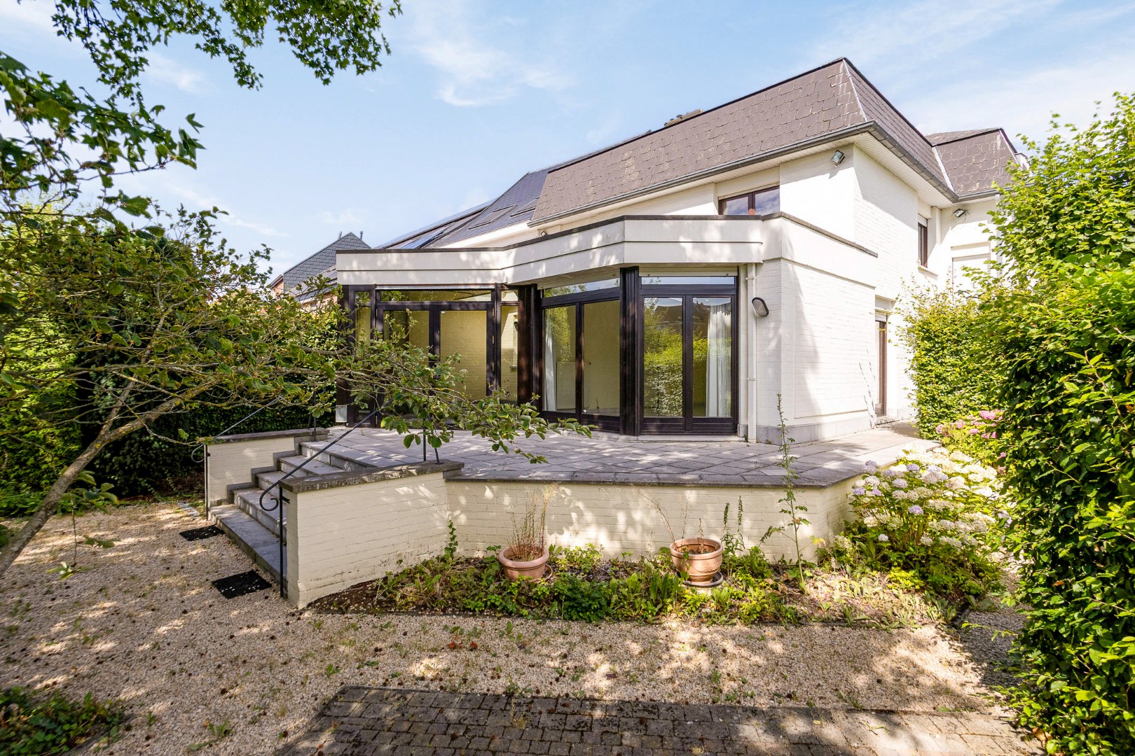 Charmante halfopen woning op twee percelen, prachtig aangelegde, bloemrijke tuin - 1652 ALSEMBERG (BEERSEL) 