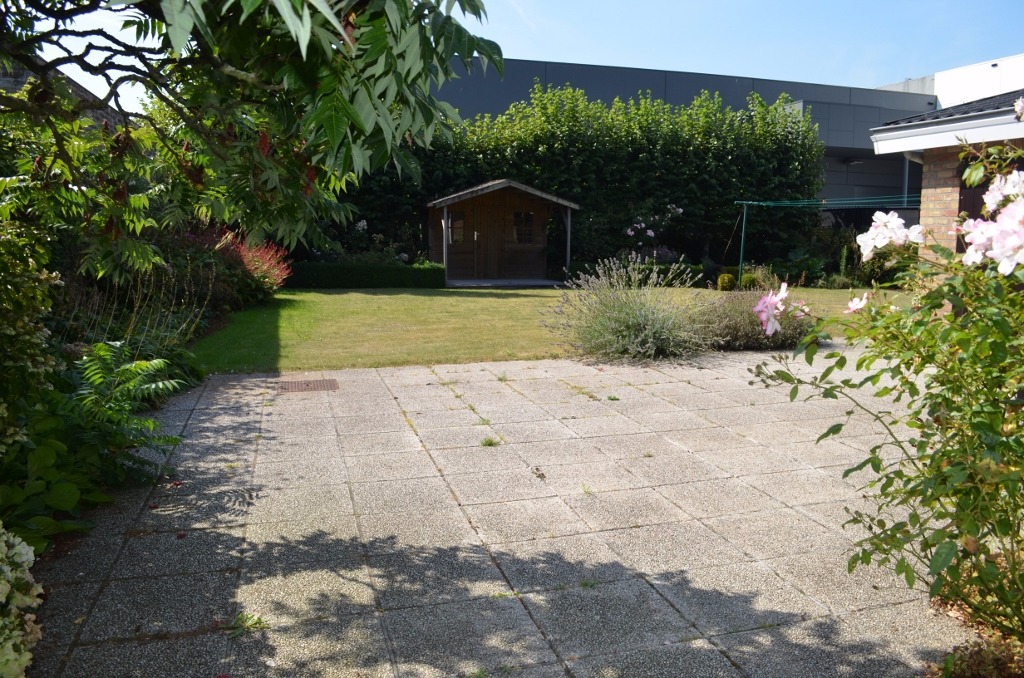 Bungalow met 3 slpks,  garages en tuin te Maldegem 