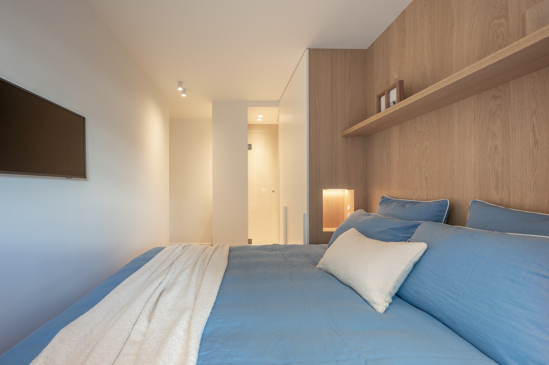 Appartement rénové de haut standing situé du côté ouest avec vue latérale sur la mer. 