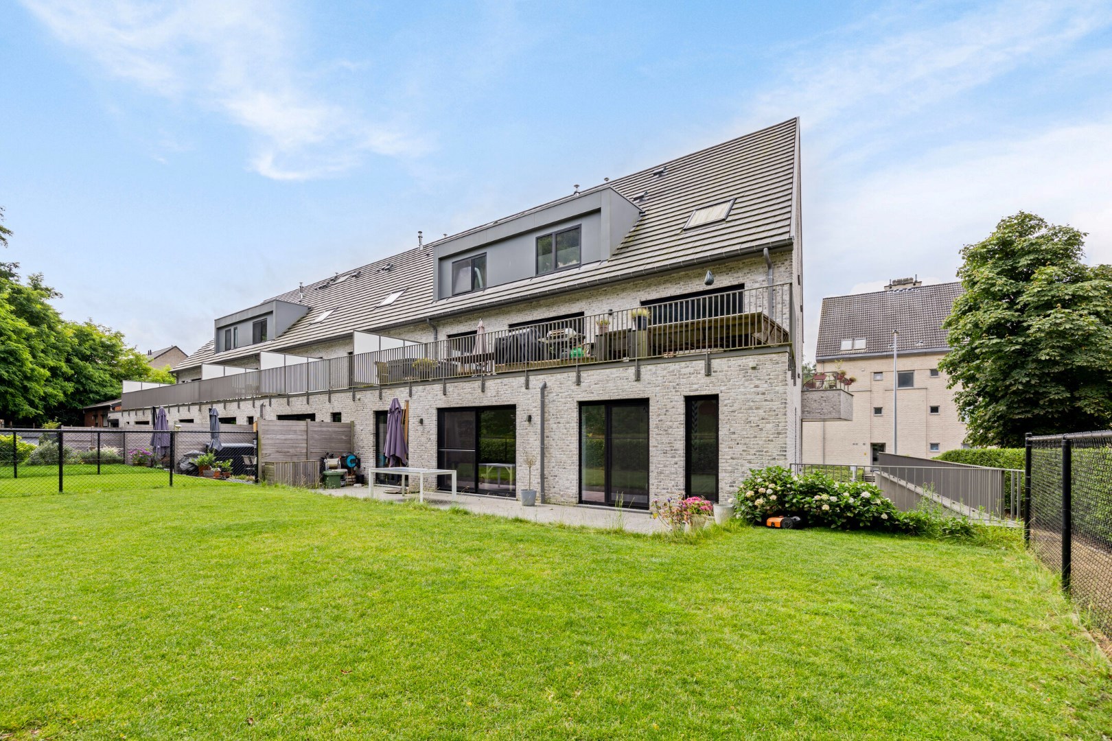Ruim appartement met 2 slaapkamers en tuin + autostaanplaats vlakbij autostrade - EPC 68 kWh/m² 