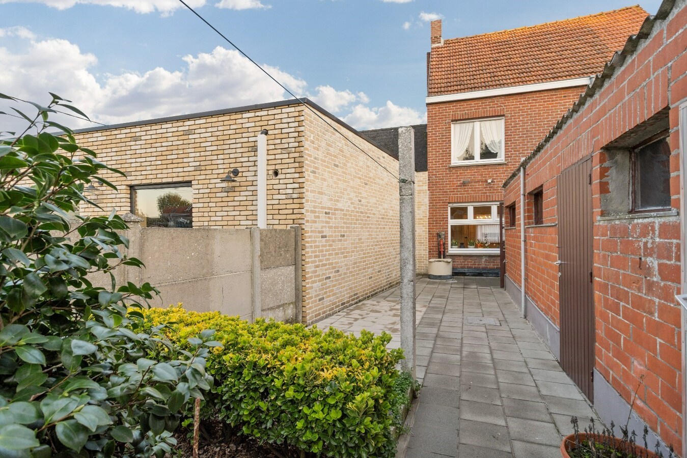 Degelijk gebouwde woning met drie ruime slaapkamers 