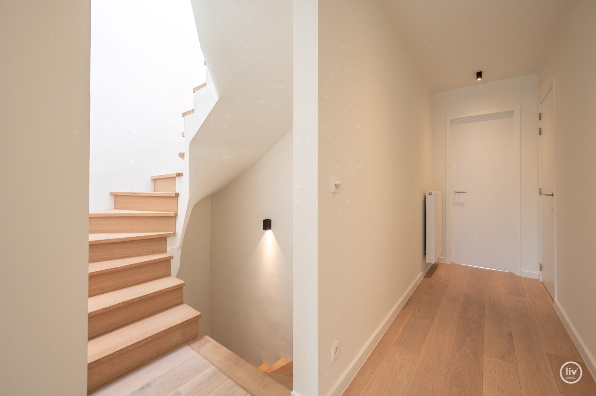 GEMEUBELD - Prachtig, ruime en tevens récente triplex (199 m2) in een zijstraat van de lippenslaan vlakbij de zeedijk te Knokke. 
