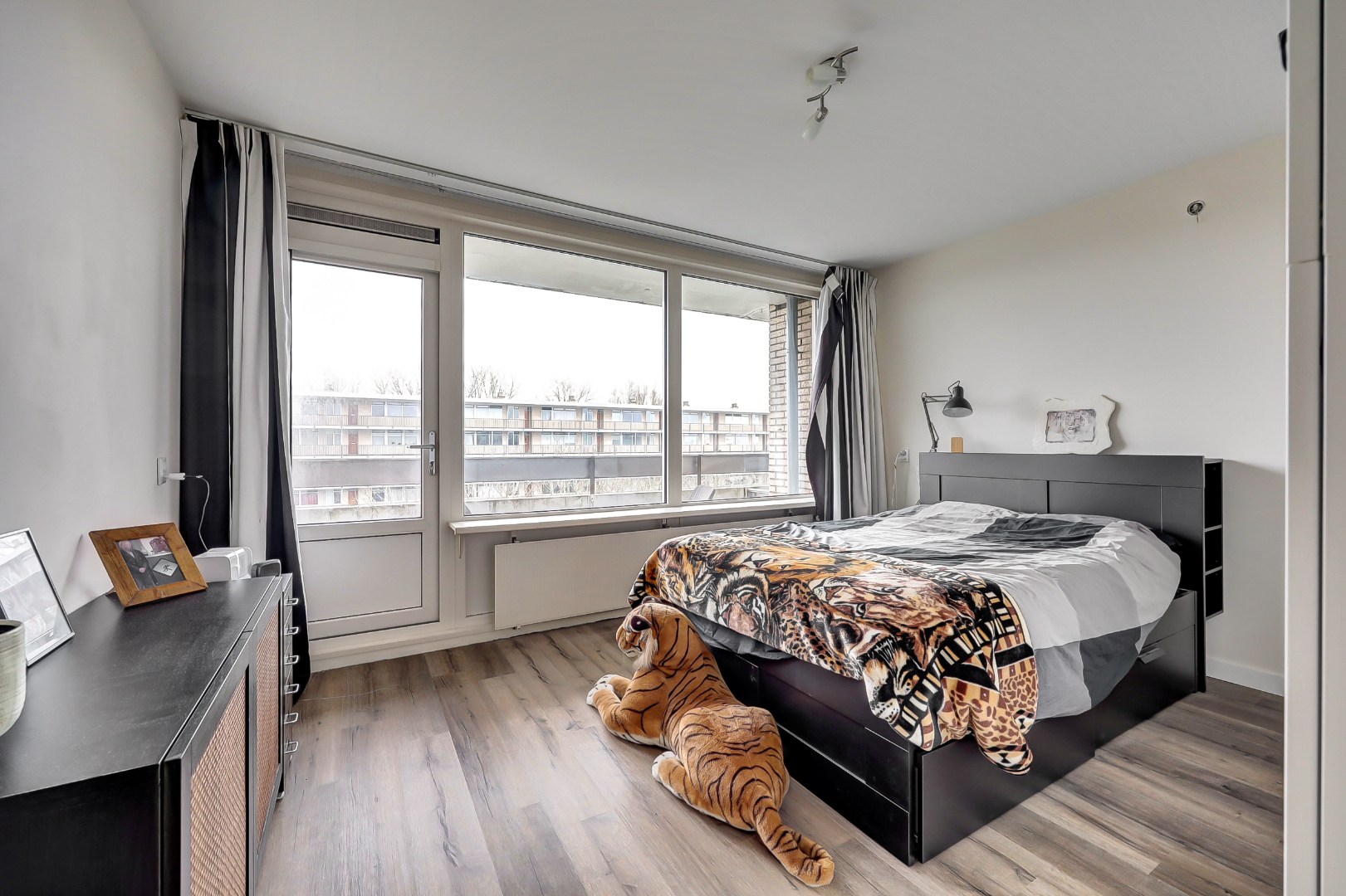 Instapklaar 2-kamer appartement op de 6e verdieping met moderne keuken en badkamer, balkon, berging in de onderbouw en gelegen op eigen grond. 