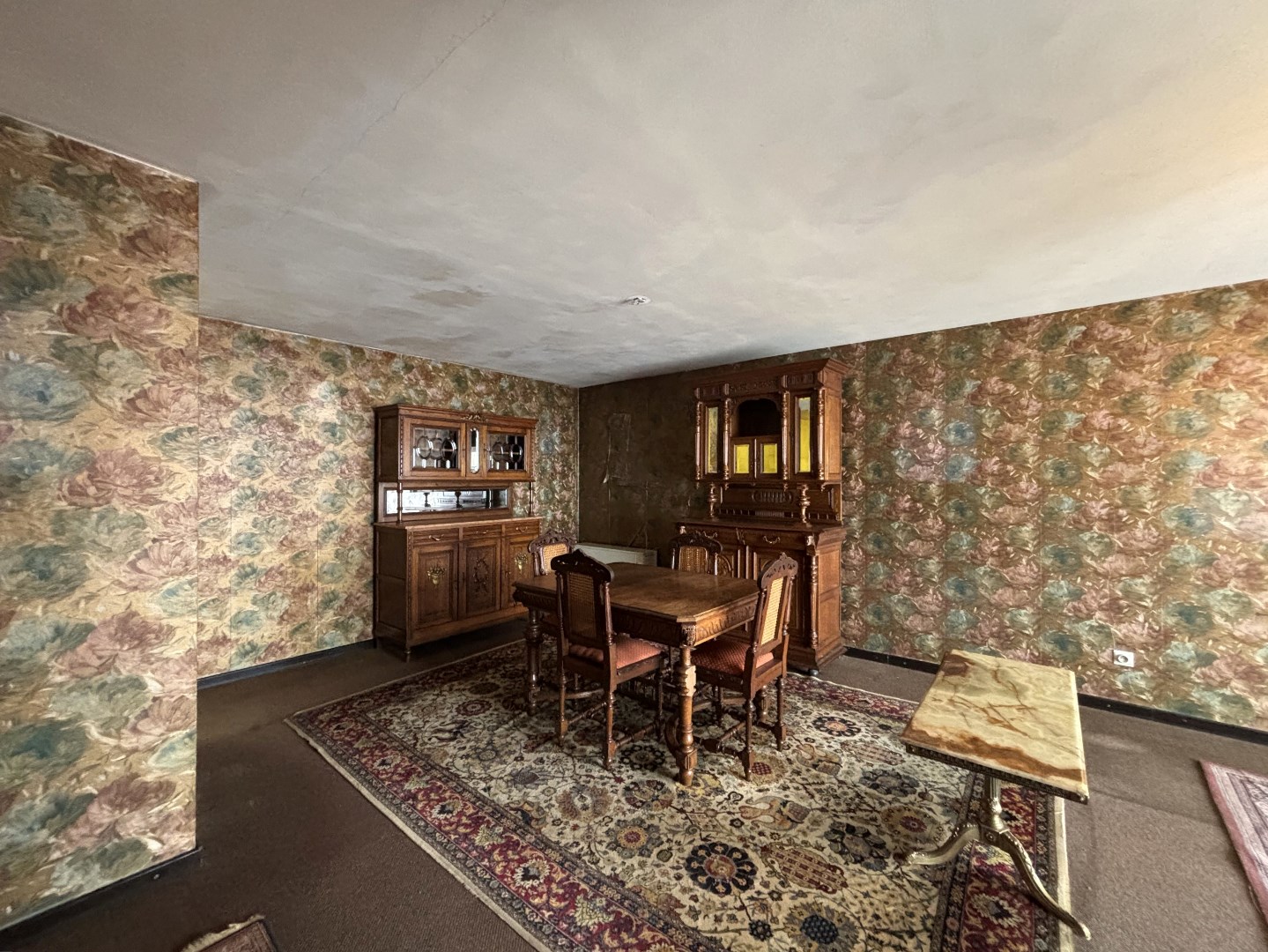 Deels te renoveren appartement met 2 slpk. gelegen in het centrum van Leopoldsburg 