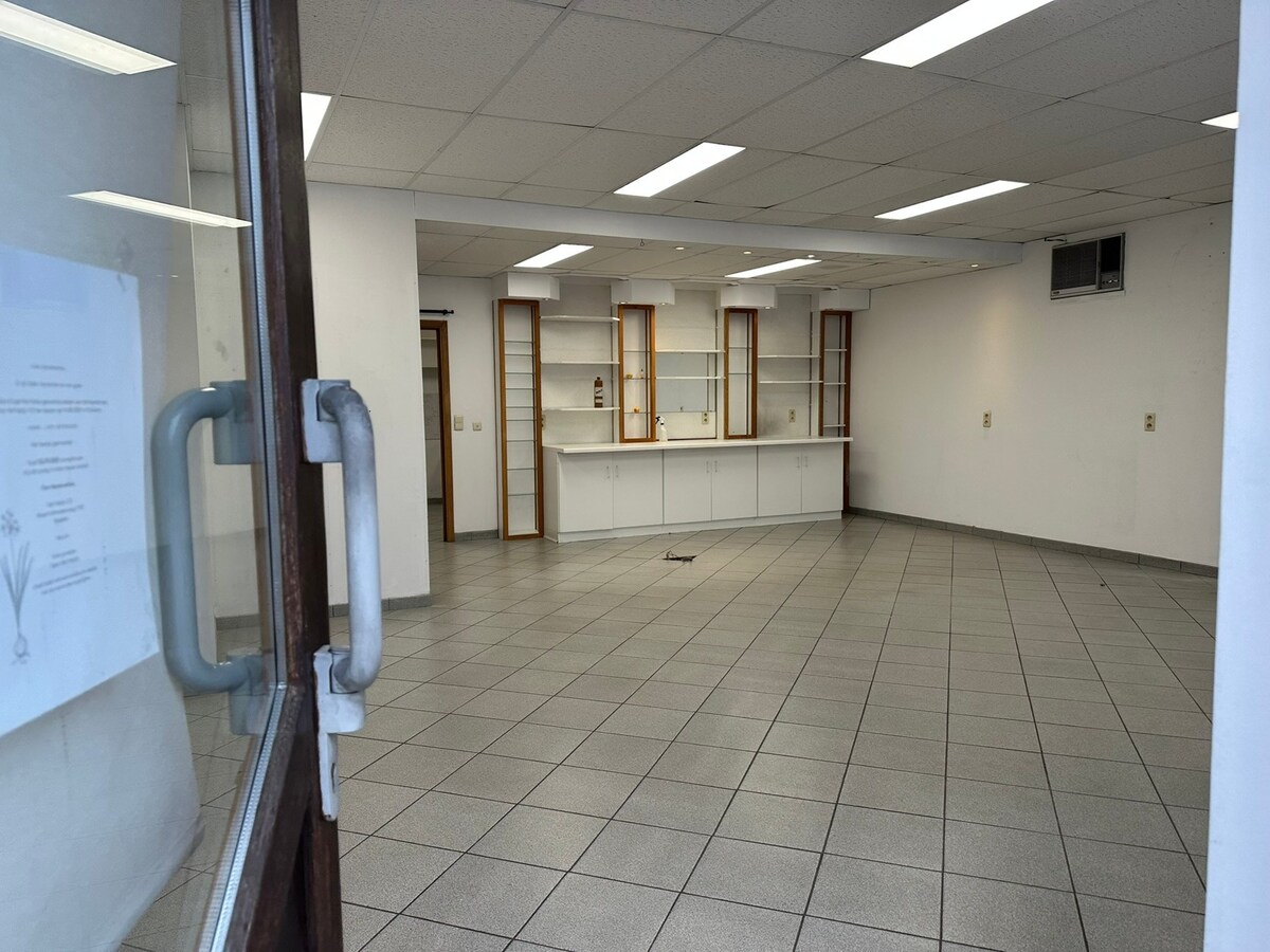 Commercieel gelijkvloers met  mooie etalage, en privé parking 