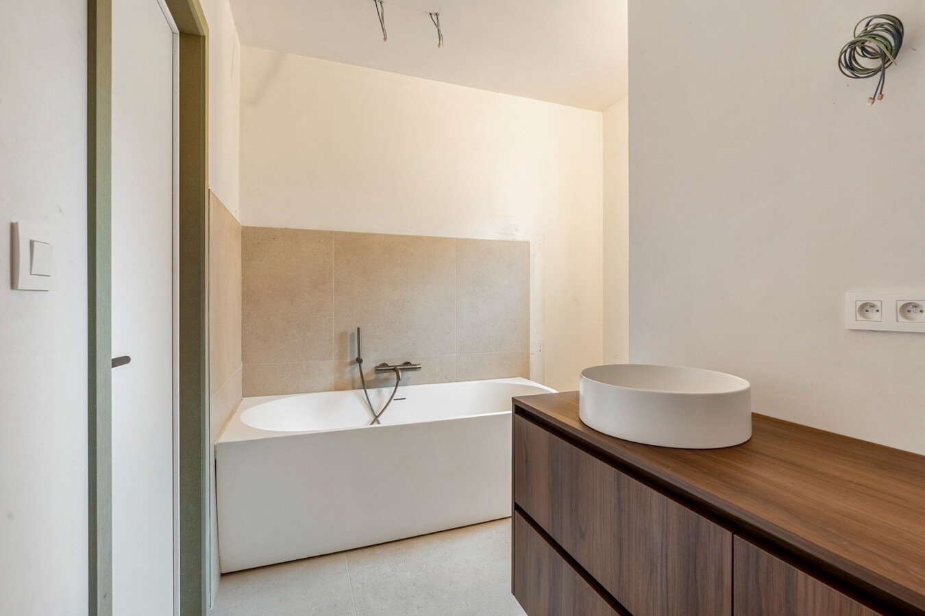 Exclusieve, volledig afgewerkte halfvrijstaande woning na transformatie van bestaande hoeve naar 2 BEN-woningen! 