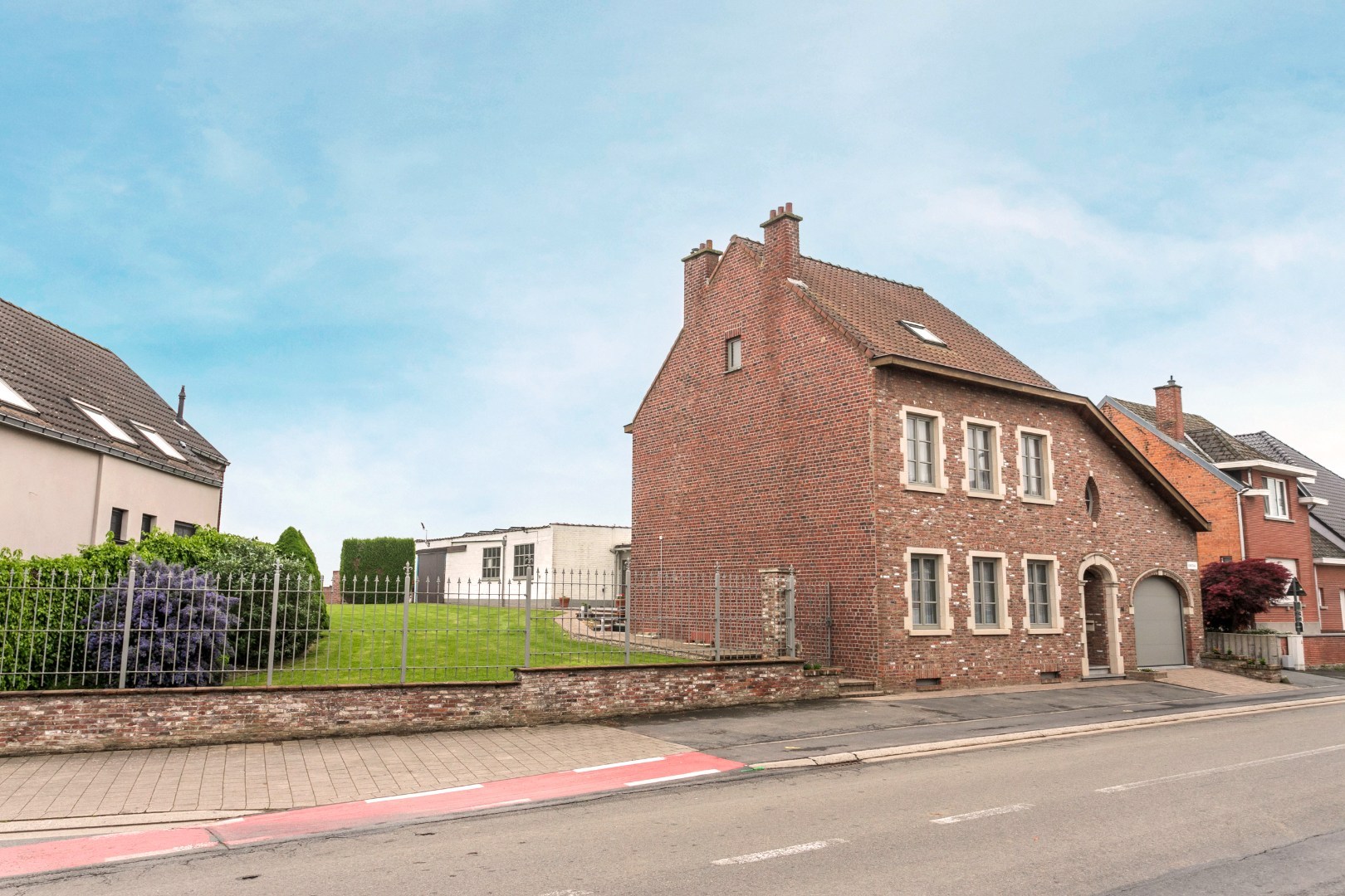 Ruime woning met naastgelegen bouwgrond en loods 