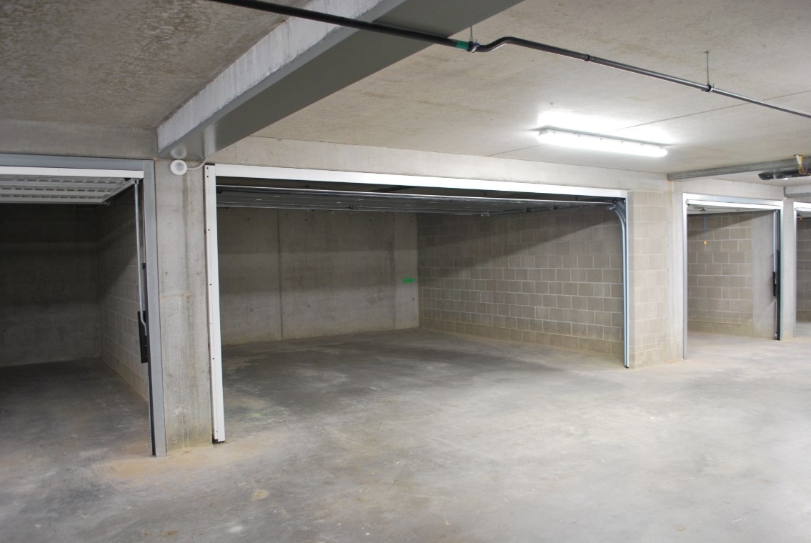 Prachtig zonnig en energievriendelijk appartement op het gelijkvloers met dubbele garage. 