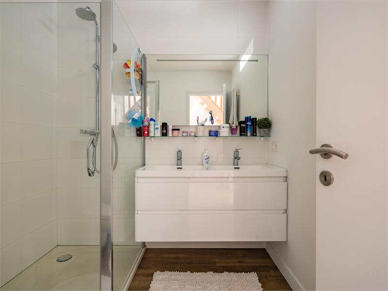 Instapklare hoekwoning met garage in groene rand van Gent 