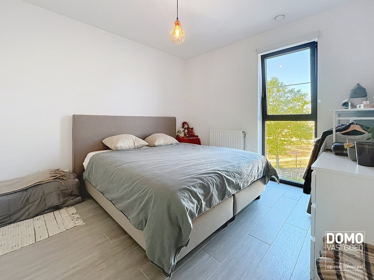 INSTAPKLAAR TWEE SLAAPKAMER APPARTEMENT MET TERRAS RUSTIG GELEGEN TE BOEKT (HEUSDEN-ZOLDER) 