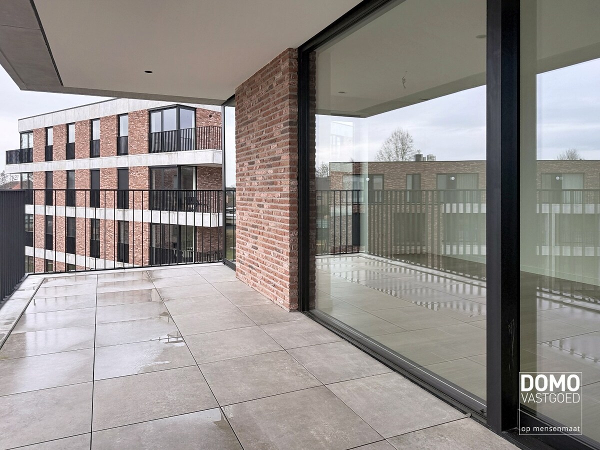 RUIM TWEE SLAAPKAMER APPARTEMENT MET PRACHTIG TERRAS, LIFT EN GARAGEBOX IN CENTRUM KERMT 