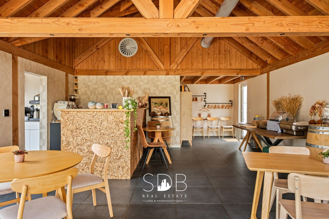 Charmante woning met aparte kantoorruimte op 14.569 m² 