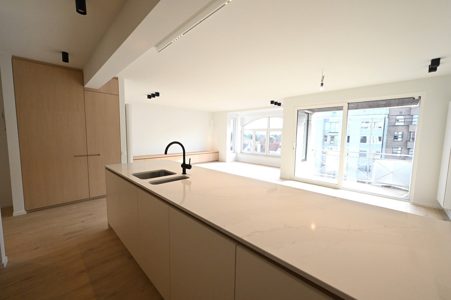 Non meublé - Neuf - Appartement luxueusement rénové avec 3 chambres et une vue dégagée sur la place du Bourgmestre Frans Desmidt. 