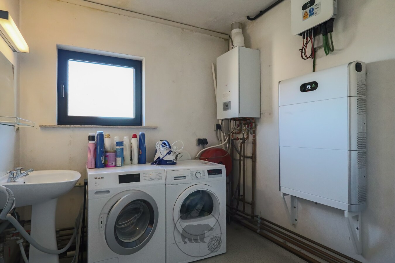 Instapklare en voortreffelijke gezinswoning, zuidgerichte tuin en 4 garageboxen 