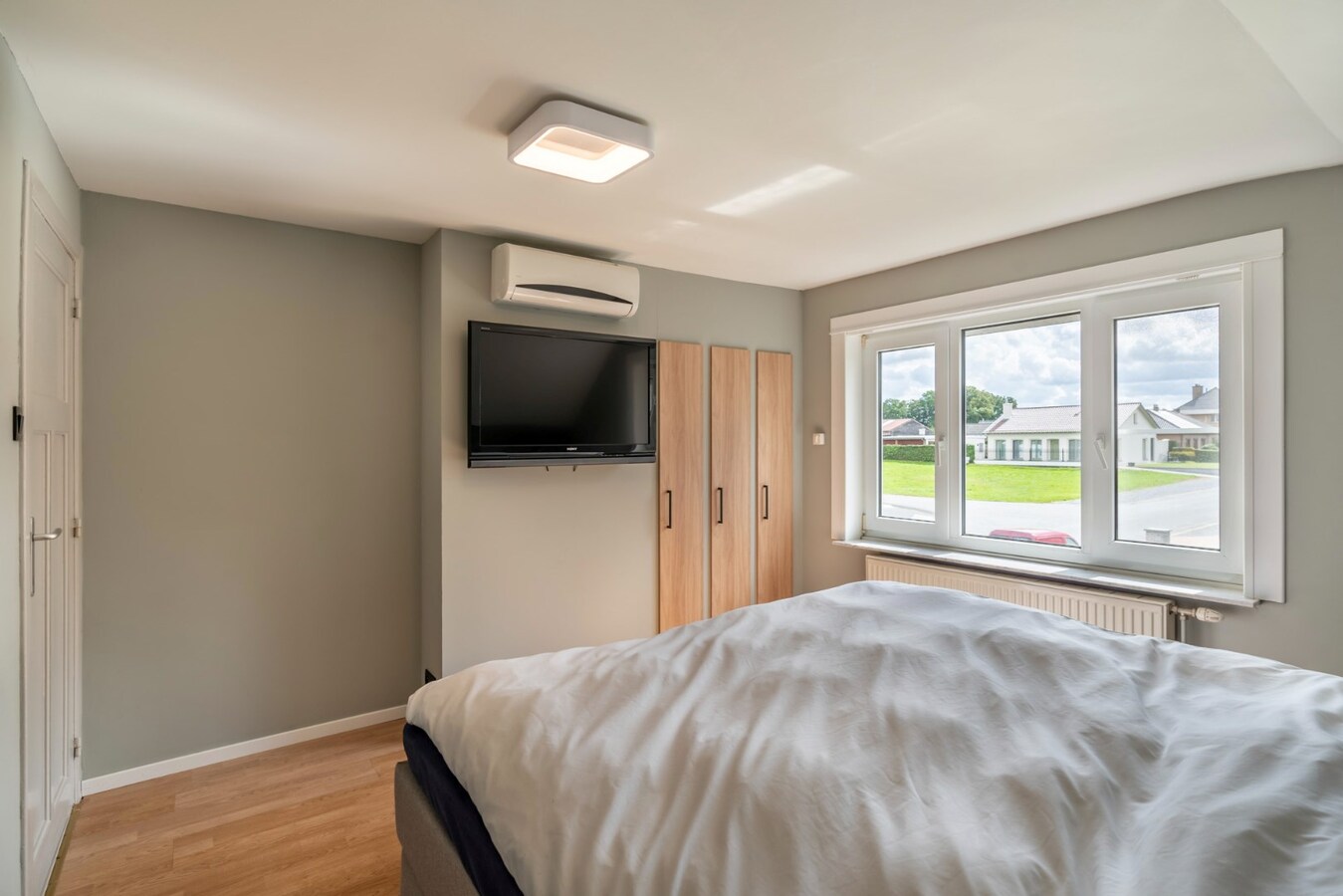 Ruime woning met 4 slaapkamers op een zeer ruim perceel. 