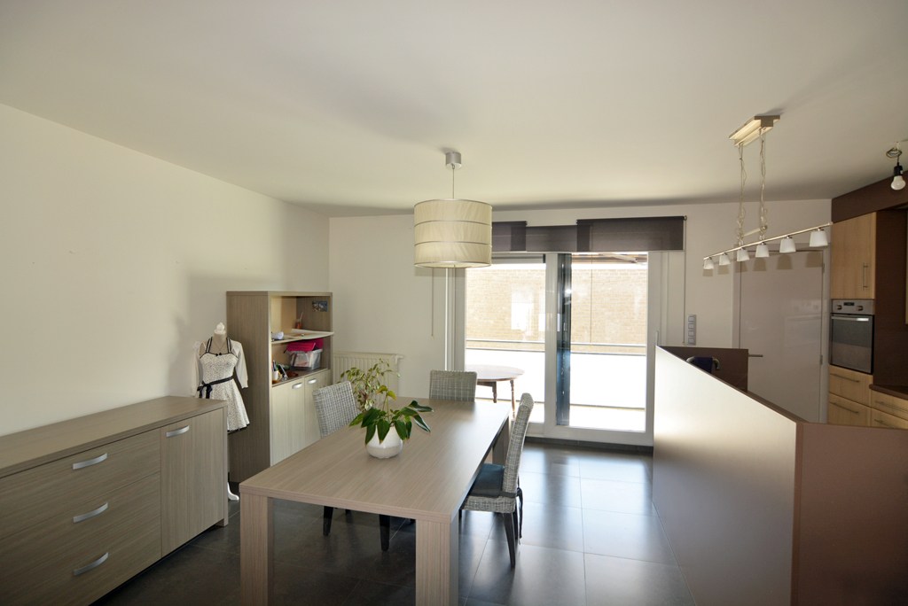 Modern triplex appartement met 3 slpks, terras, kelderberging en autostaanplaats. 