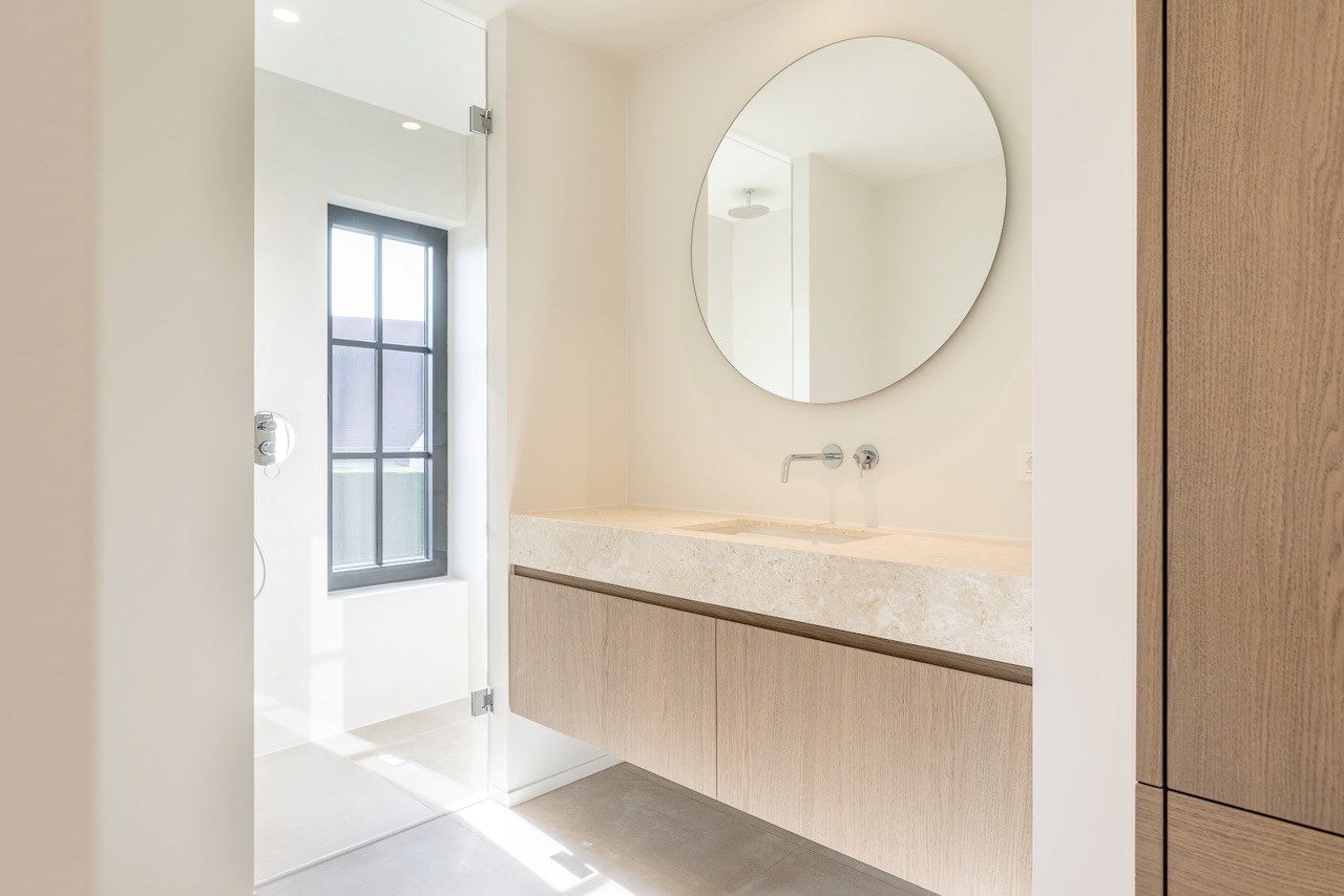 Cette magnifique maison individuelle rénovée avec une allée située dans un quartier calme à Knokke, offre tout ce dont vous avez besoin pour vivre confortablement. 