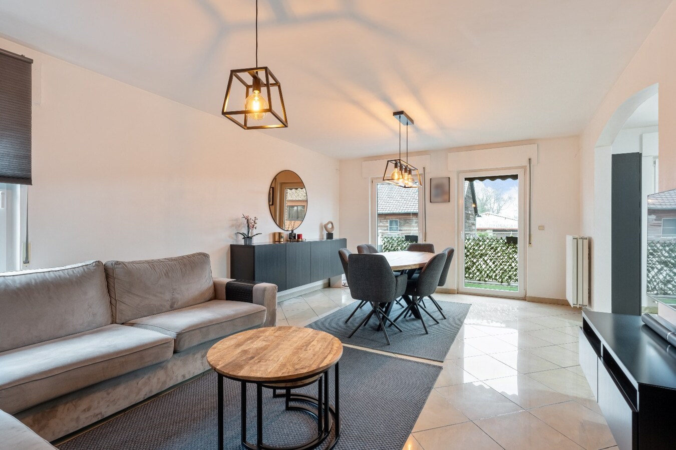 Ruim energiezuinig duplexappartement (146 m²) -  kwaliteitslabel B -  3 slaapkamers, terras en private buitenparking. 