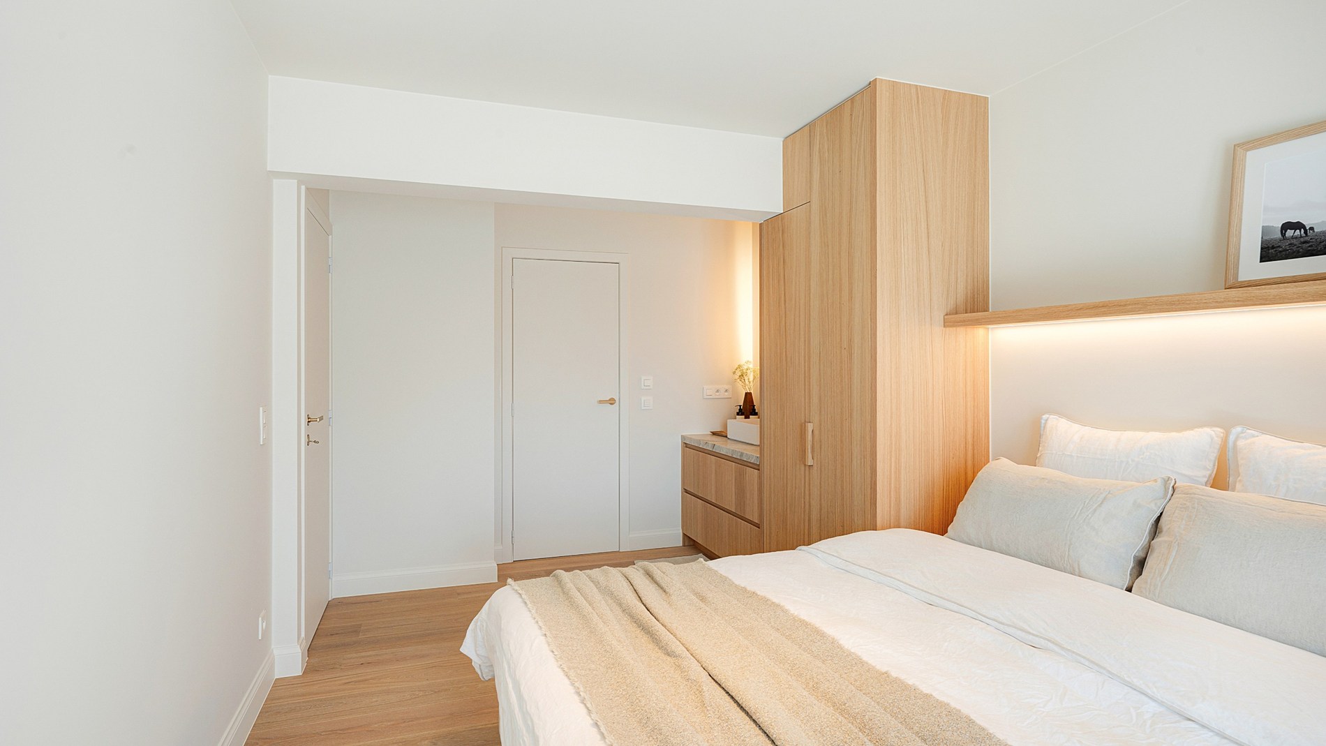 Op een absolute toplocatie langs de Kustlaan, centraal gelegen tussen het Lichttorenplein en het Driehoeksplein en op wandelafstand van het strand, bevindt zich dit stijlvol gerenoveerde appartement. 