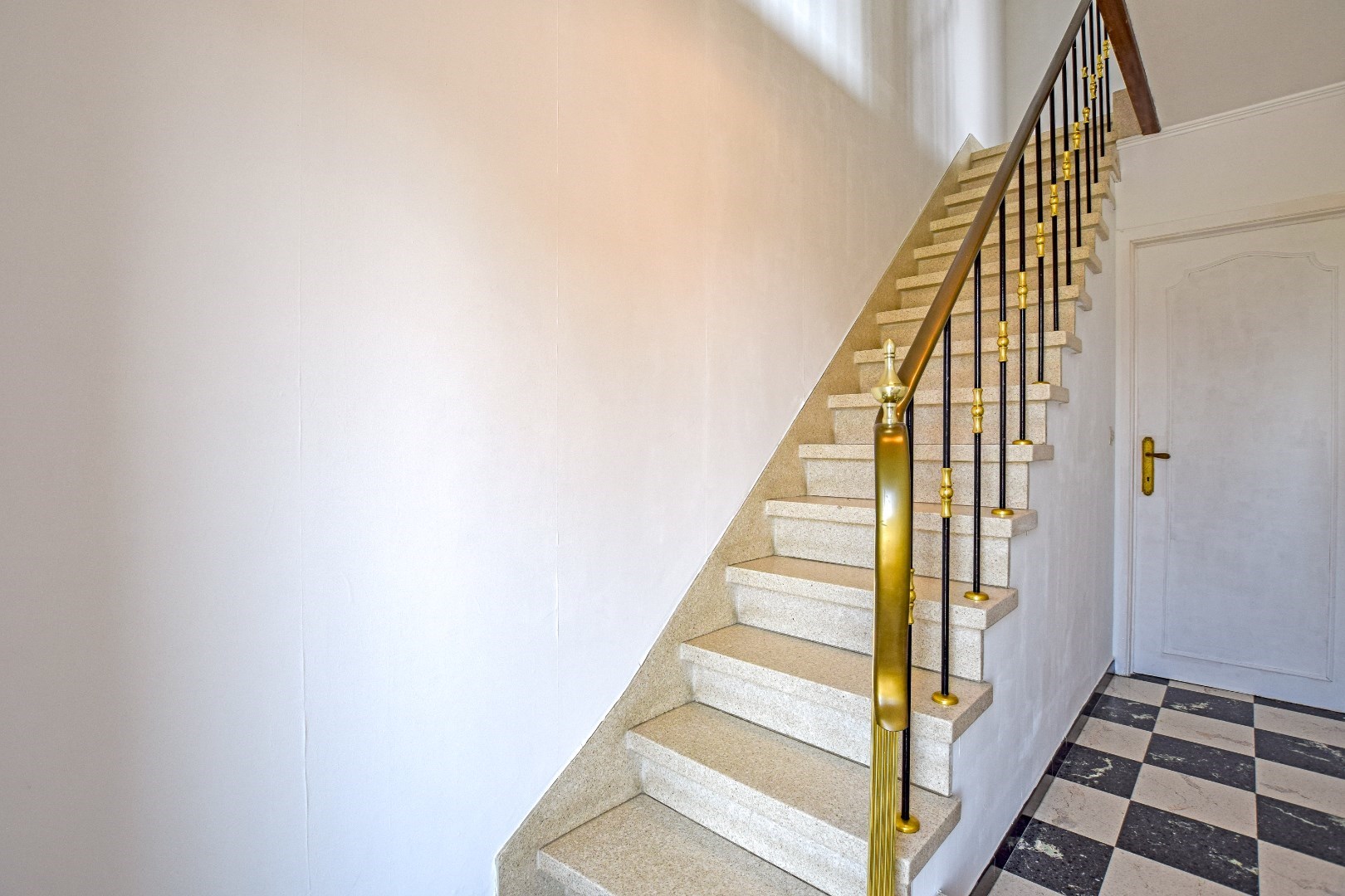 Woning met perceeloppervlakte van 3.247 m² en 6 slaapkamers te Vleteren! 