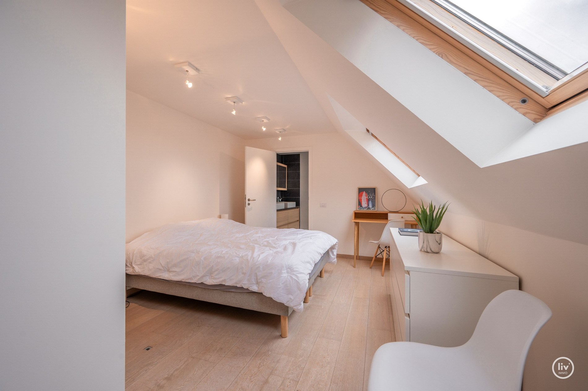 Zuidgericht en tevens instapklaar 4-slaapkamer appartement (159m2!) voorzien van 2 ruime terrassen met mogelijkheid tot aankoop van een XL-garagebox. 