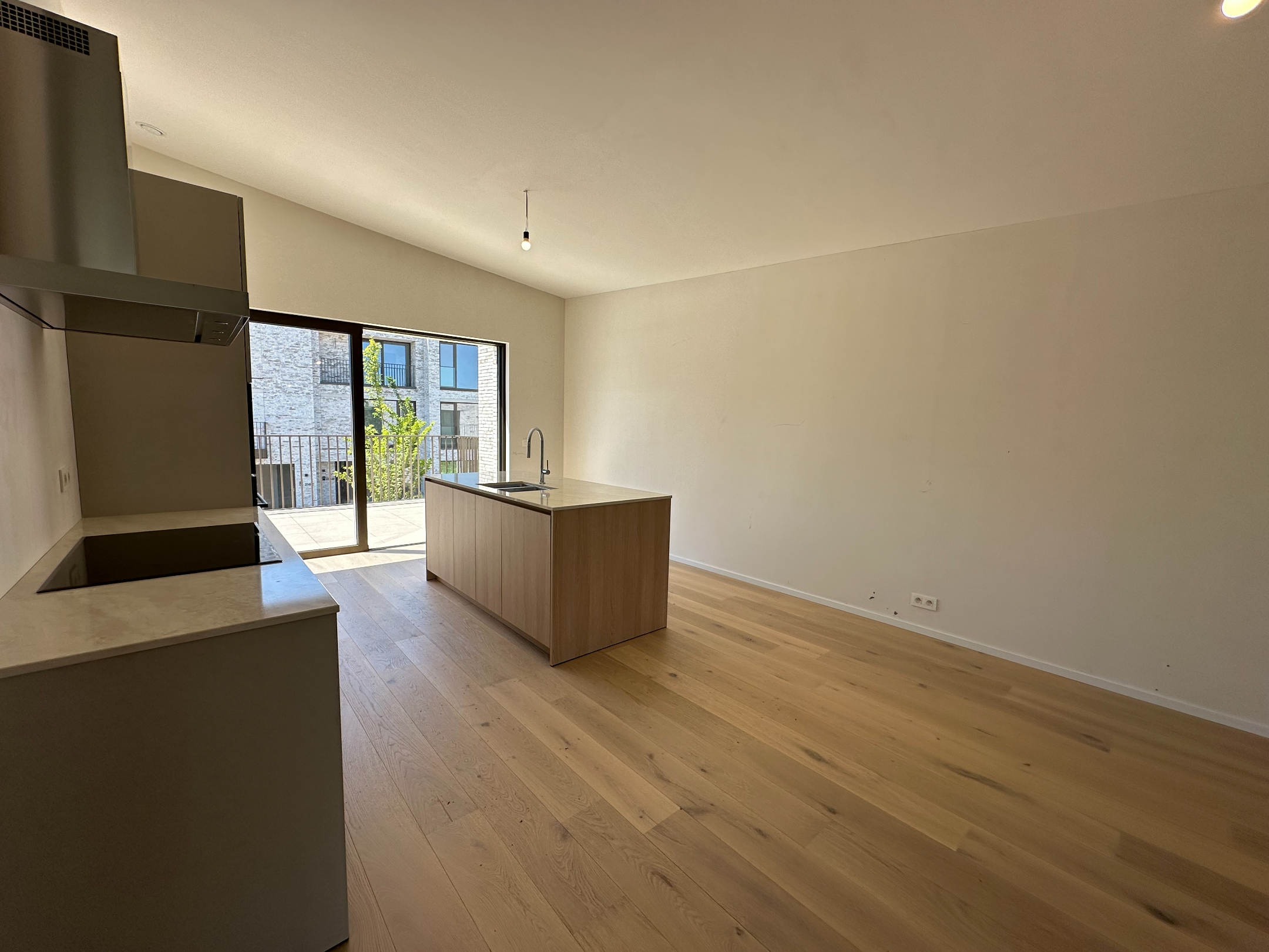 Exclusieve nieuwbouwwoning met 3 slaapkamers, ruime garage en zonnige terrassen op een rustige ligging in Knokke. 