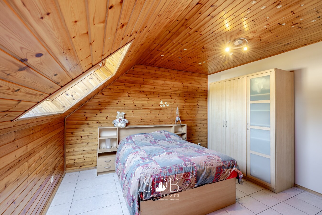 Hedendaagse villa met dubbele garage, zwembad en magazijn op 2.937m² 