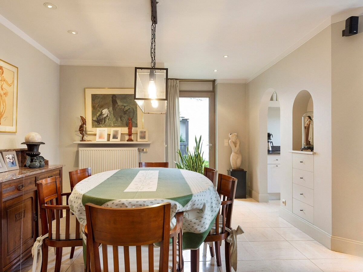 Charmant handelspand met woonst op de markt in Kruishoutem 