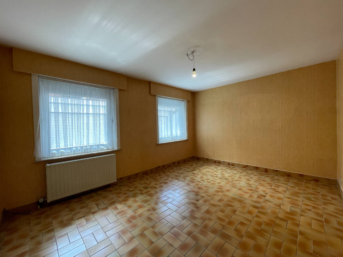 Gelijkvloers appartement met 2 slaapkamers en garage te centrum Roeselare 