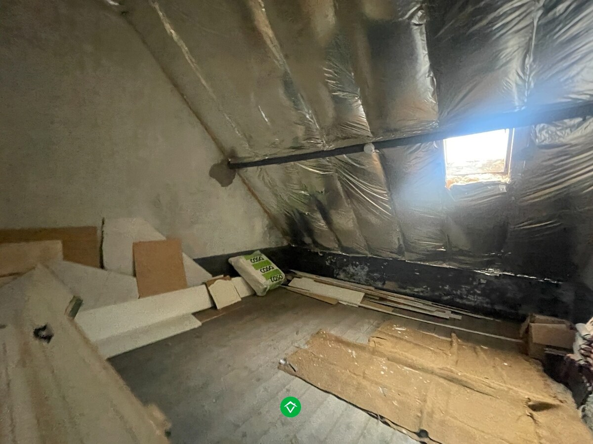 Woning met 2 slaapkamers en koer in centrum Roeselare 